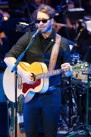 02-amos-lee-and-colorado-symphony-11
