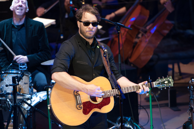 02-amos-lee-and-colorado-symphony-5